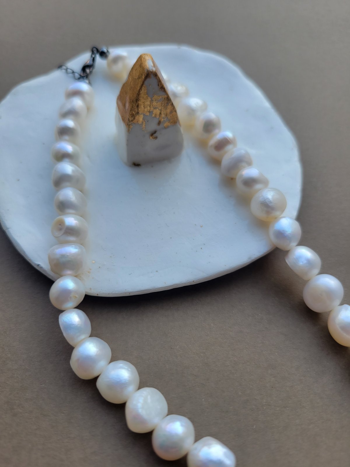 M04-White Gold Emerald and Diamond Necklace